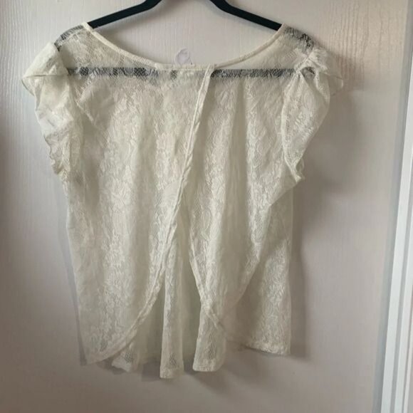 White Lace Short Sleeve Top With Ruffle Detail & Open Back Design By Alex & Jane - Picture 4 of 8